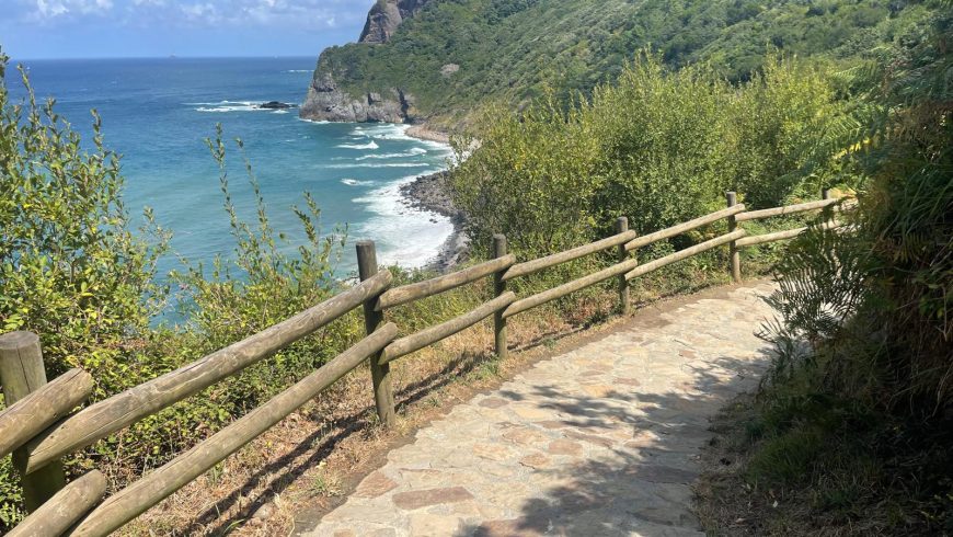 sentier côtier au Pays Basque près de l'Ermitage de San Juan de Gaztelugatxe