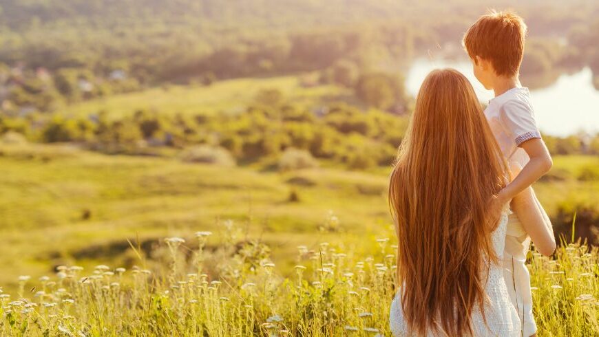 Mère et enfant profitant du temps ensemble dans la nature