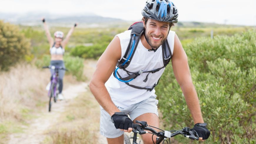 Cycliste se dirigeant vers une attraction à proximité le long d'un sentier panoramique