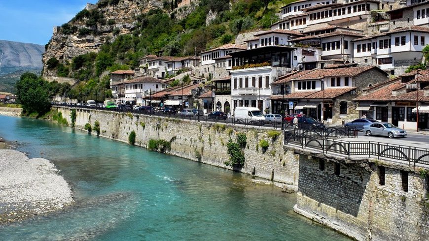 Berat, où l'Osum coule sous le quartier ottoman. La ville est reliée à Tirana par des services interurbains réguliers.