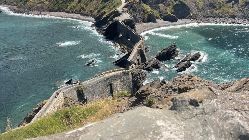 San Juan de Gaztelugatxe, vue du pont de pierre et du sentier étroit d'en haut