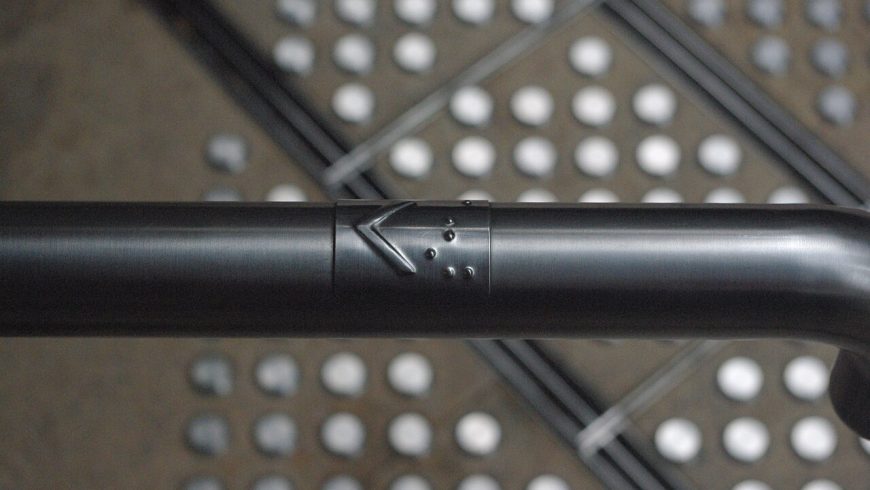 Panneau tactile en braille sur une main courante pour une orientation accessible