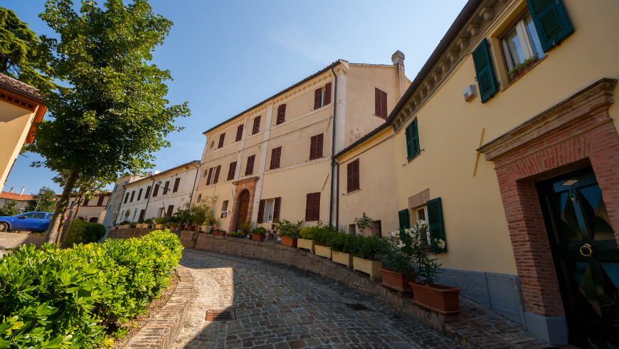 Quels villages de la région du Conero visiter ? Polverigi est sur notre liste, avec son ambiance chaleureuse et ses hébergements éco-durables