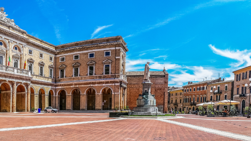 La place principale de Recanati, région des Marches