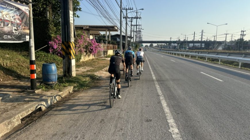 cyclistes sur l'une des routes plates de l'intérieur.