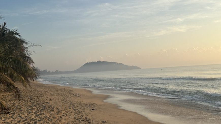 le promontoire du temple dans la lumière du soir, vu de la plage