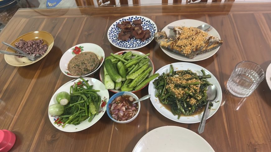 dîner, cuisiné localement.