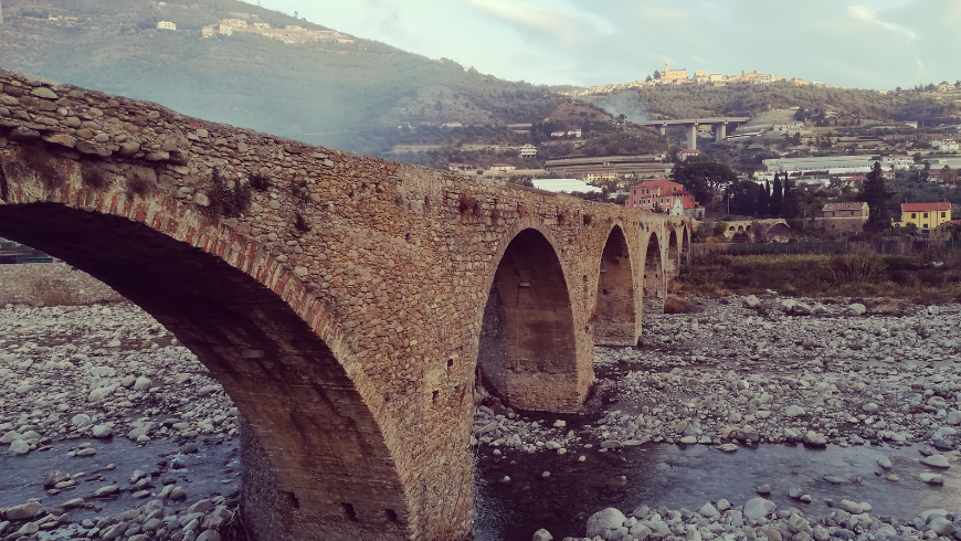 Ancien pont de pierre et de brique à Taggia