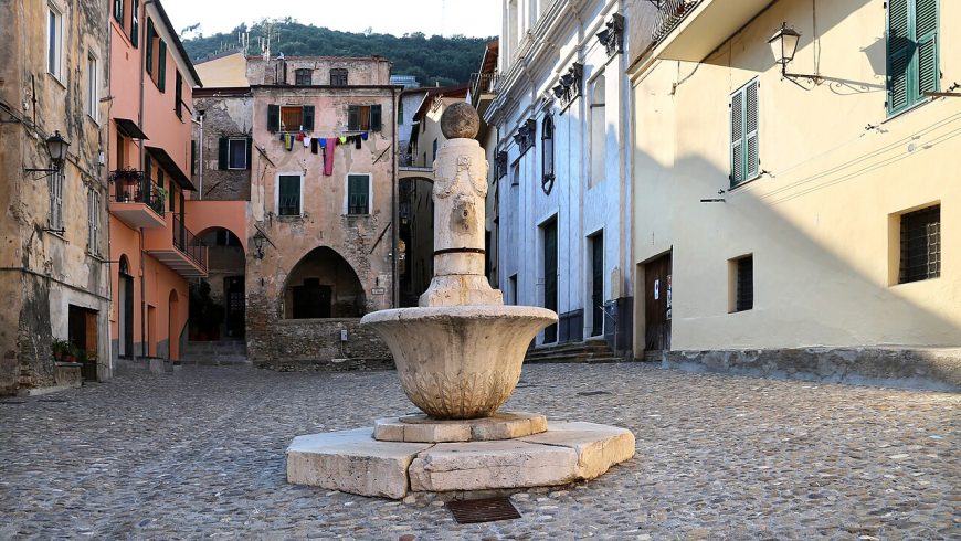 Piazza IV Novembre dans le centre historique de Taggia, Ligurie