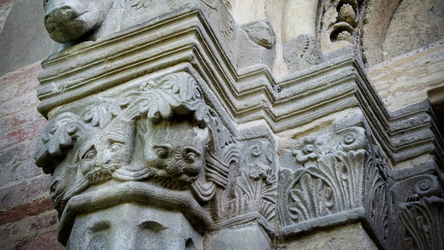 Détail des décorations romanes de l'église de Vezzolano