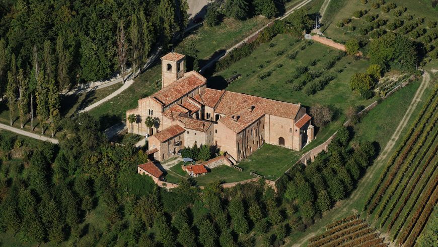 Vue aérienne de l'abbaye romane de Vezzolano, située dans un paysage verdoyant