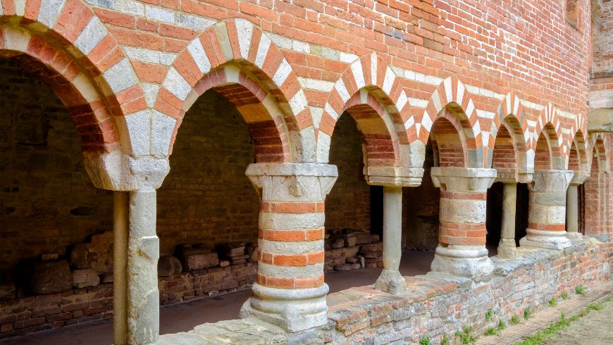 Portique roman de l'abbaye de Vezzolano, Piémont