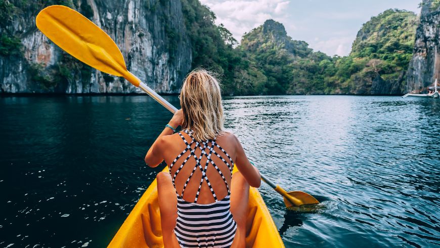 Femme explorant Palawan en kayak