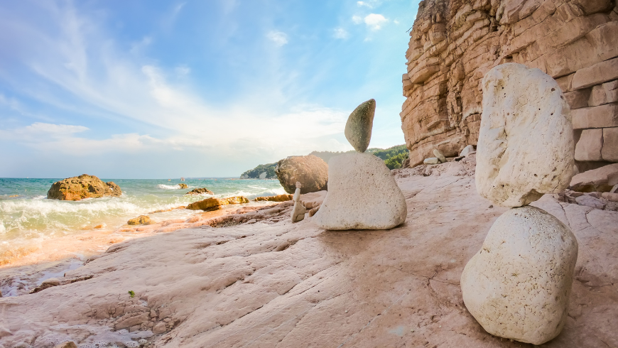 De Sirolo, vous pouvez rejoindre la plage de Sassi Neri par le chemin du même nom