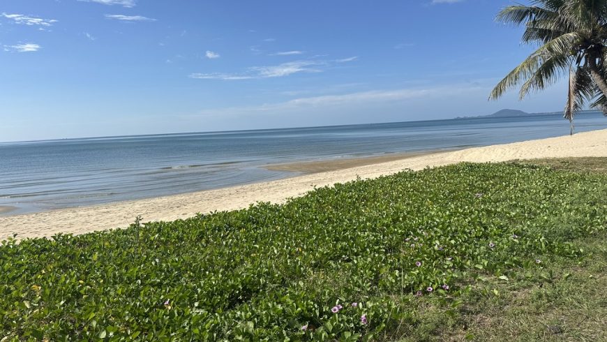 la plage elle-même, grand angle, vide, en semaine.
