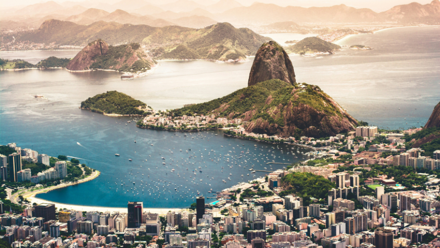 Image aérienne de Rio de Janeiro, au Brésil, avec ses montagnes, sa plage et sa ville urbaine