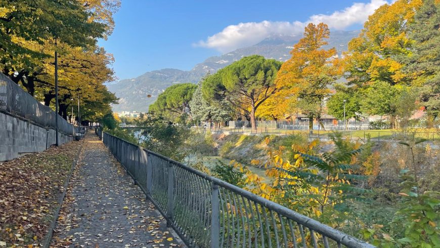 Nature et paysage d'automne le long du ruisseau Leno à Rovereto