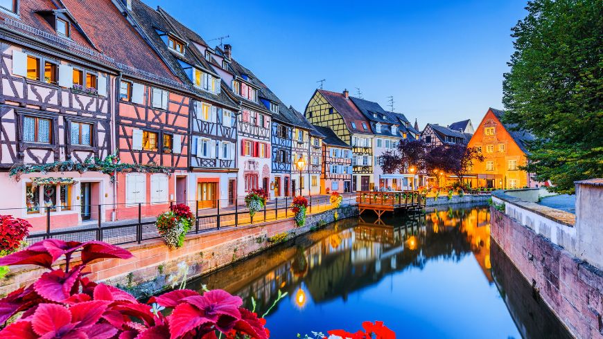 Colmar, Alsace, France – maisons traditionnelles colorées le long du canal