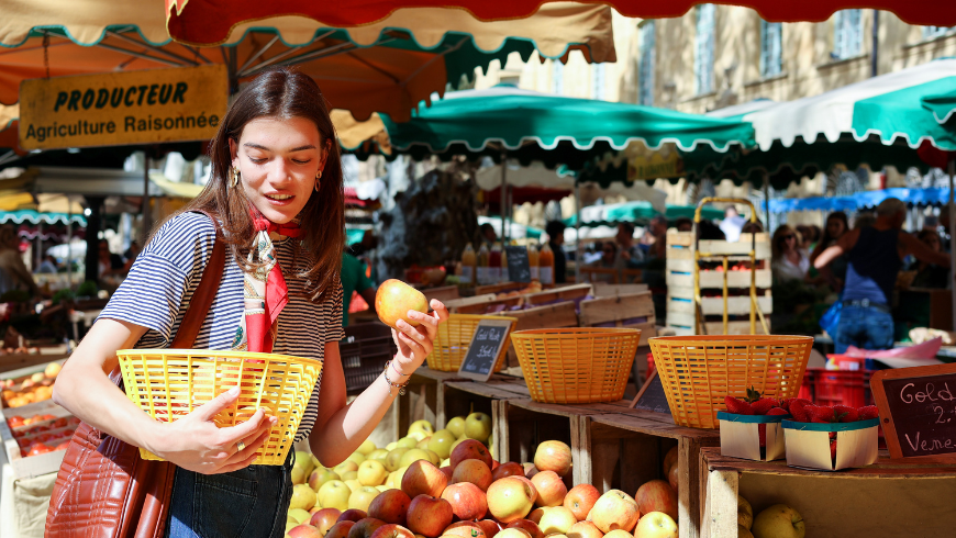 Femme achetant des produits frais sur un marché de producteurs locaux