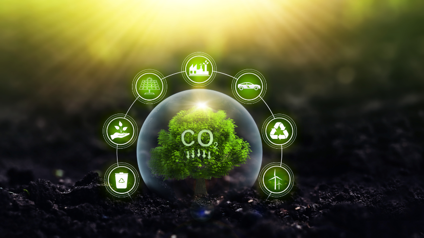Arbre symbolique représentant la réduction de CO₂ entouré d'icônes de pratiques environnementales, notamment l'énergie propre et la réduction des déchets