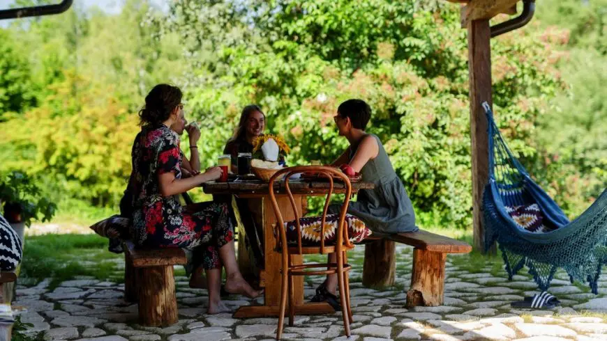 Déjeuner en plein air Tenuta Ekodrom dans un hébergement entouré de verdure