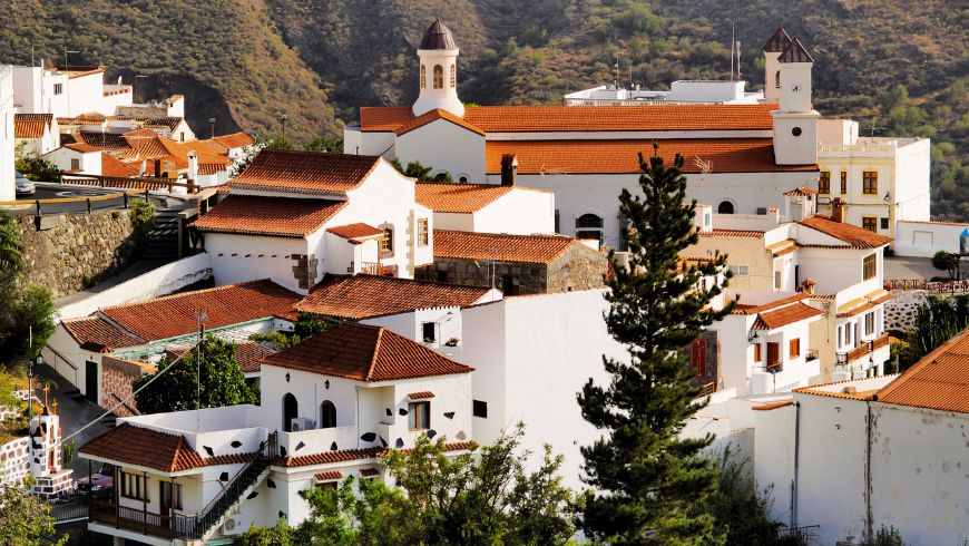 Maisons blanches de Tejeda nichées parmi les montagnes de l'intérieur de Gran Canaria