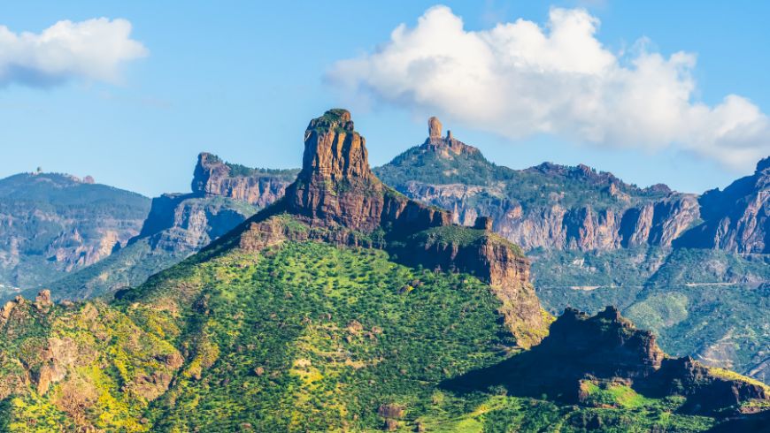 Roque Nublo, une imposante formation rocheuse volcanique entourée par les montagnes de Gran Canaria