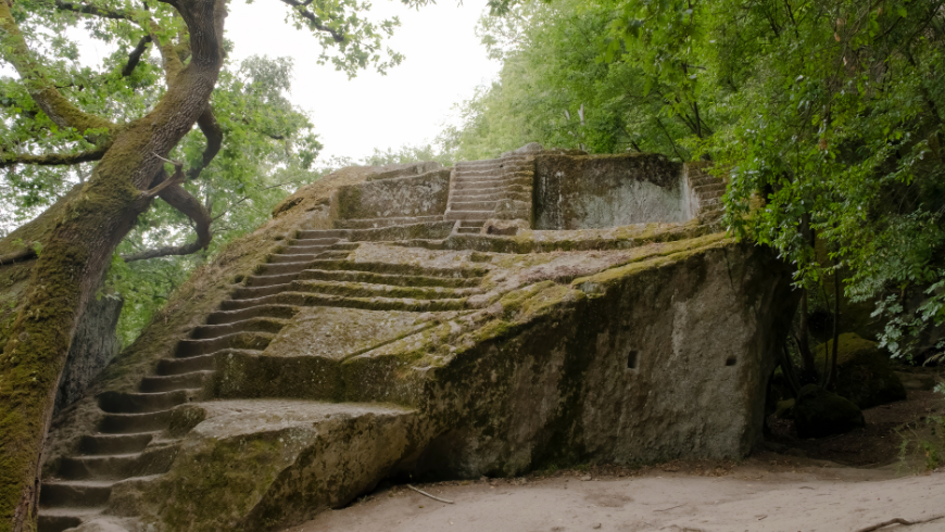 Autel rupestre de l'époque étrusque près de Bomarzo
