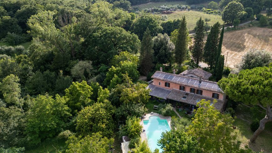 logement entouré de verdure, avec panneaux solaires sur le toit