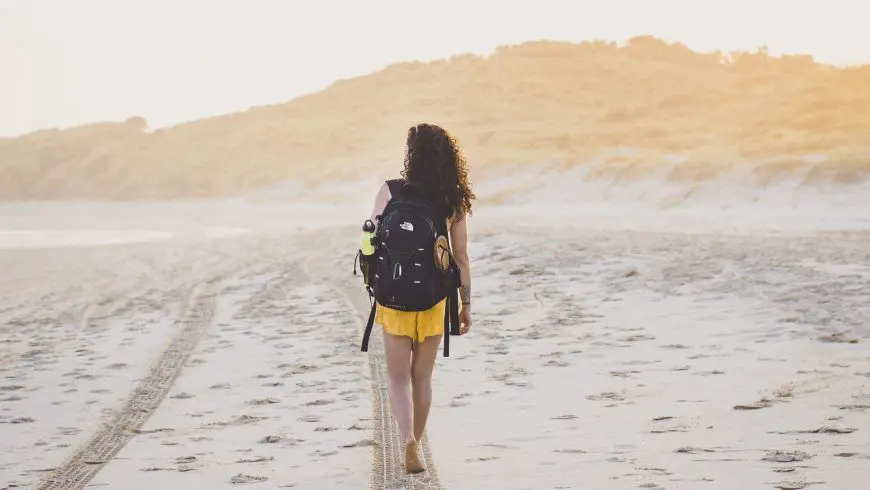 voyageur marchant sur une plage