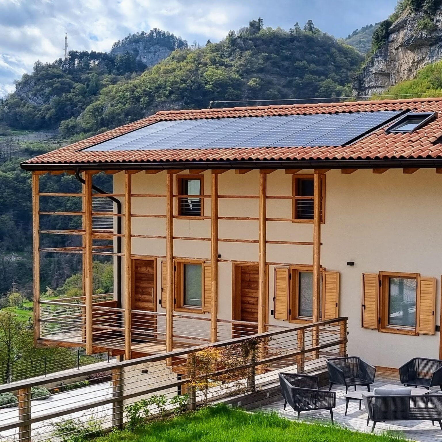 Panneaux solaires installés sur le toit d'un établissement d'hébergement dans le Trentin