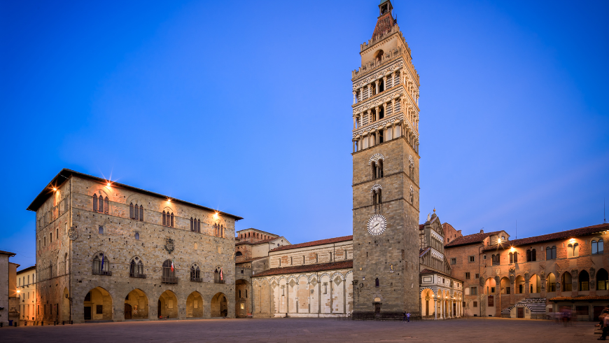 Piazza del Duomo à Pistoia avec la cathédrale de San Zeno et le baptistère